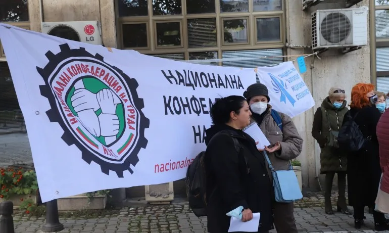 Протест пред Здравното министерство: Специалисти по медицински грижи искат достойни условия на труд - Tribune.bg