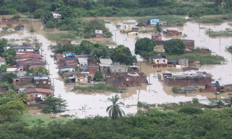 Наводнения и свлачища в Бразилия, има загинали - Tribune.bg