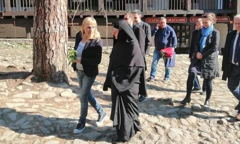 На Цветница: Йончева превърна интимен ритуал в партиен PR - Tribune.bg