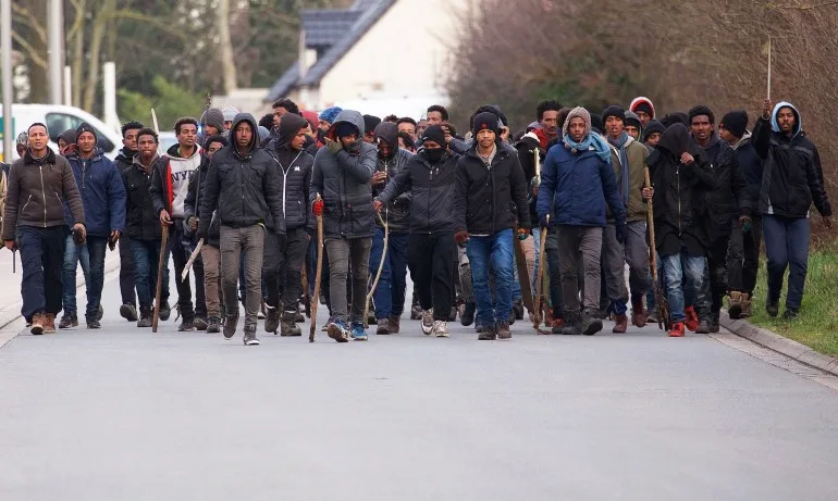 Мигранти щурмуваха пристанището в Кале и се качиха на ферибот - Tribune.bg