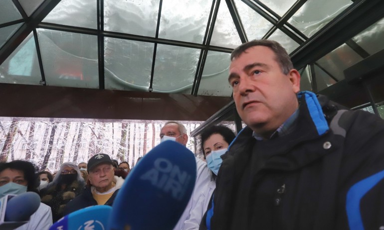 Отстраненият зам. срещу Кацаров: Съсипват и детската болница, и Правителствена - Tribune.bg