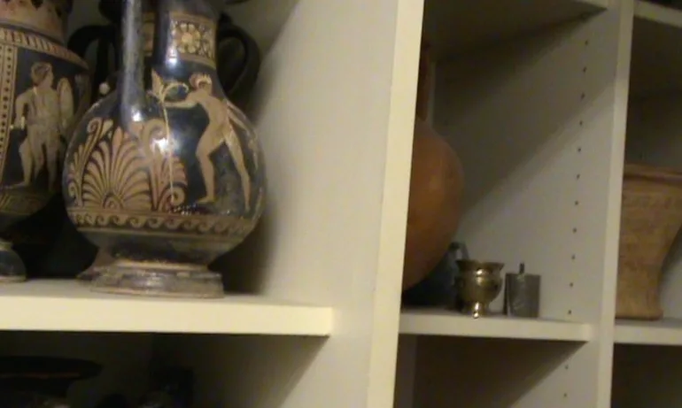 4381 достигна броят на иззетите предмети от офиса на Божков - Tribune.bg