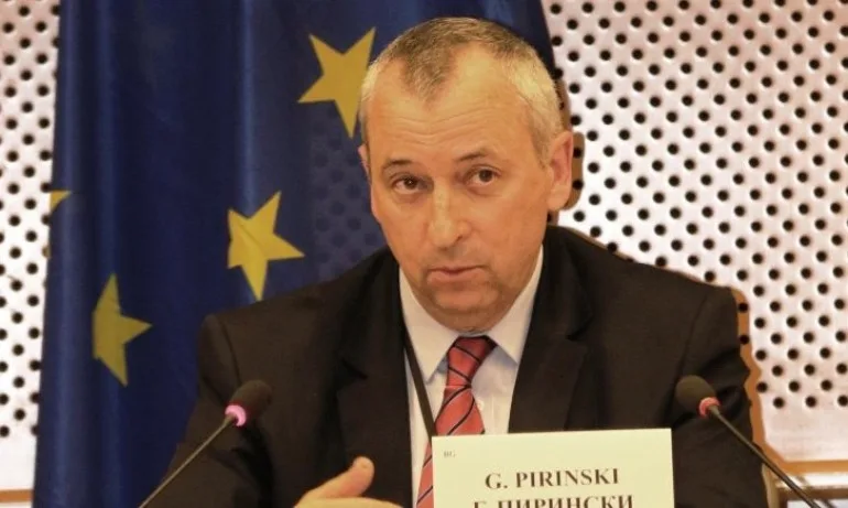 Нова битка в БСП: 50 знакови червени атакуват Нинова за Дума - Tribune.bg