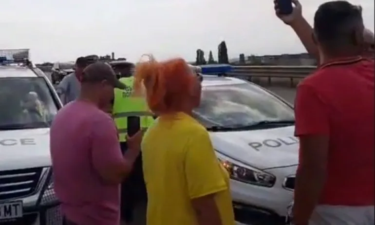 Отиват да блокират Калотина – протестът попадна изцяло под контрола на радикалното-екстремистко крило - Tribune.bg