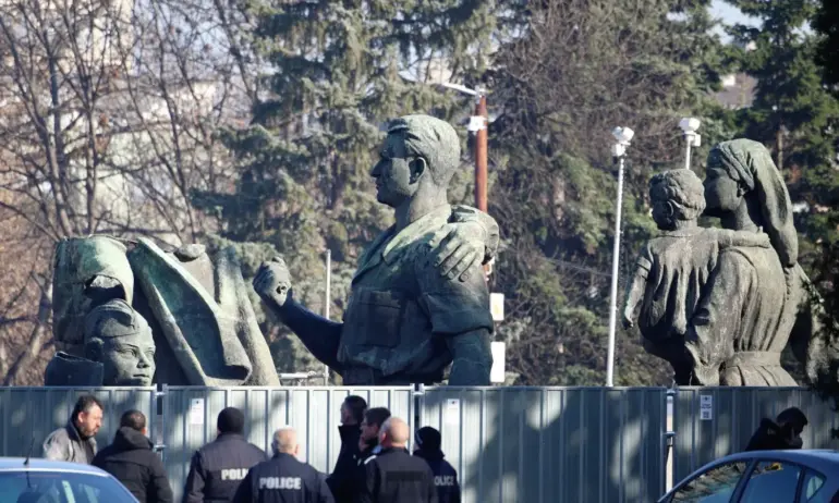 ВАС отмени спирането на демонтажа на Паметника на Съветската армия - Tribune.bg