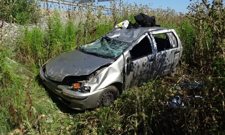 Лек автомобил излетя от АМ Струма - Tribune.bg