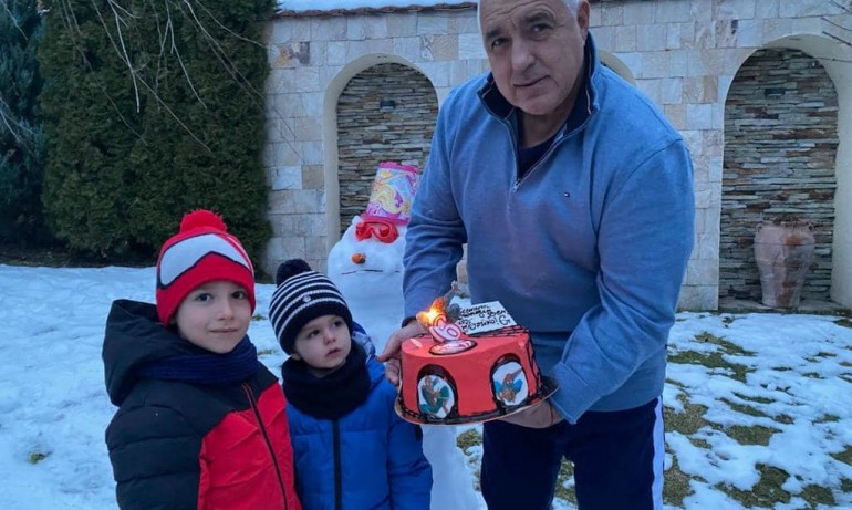 Малкият Бойко стана на 6, празнува с торта на Спайдърмен - Tribune.bg
