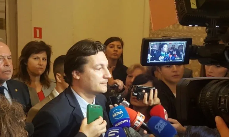 Стилист Капанов към Крум Зарков: Получаваш 4000 лв., а нямаш 20 лв. да се подстрижеш - Tribune.bg