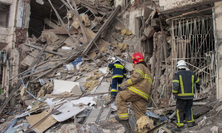 22-ри ден от войната в Украйна: Обстрел на Драматичния театър в Мариупол, свалена ракета удари жилищен блок в Киев - Tribune.bg