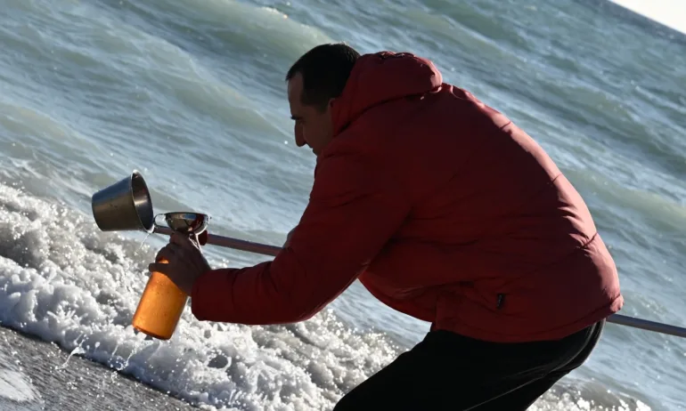 Тестваха за замърсяване водата край Дуранкулак след петролния разлив в Керченския проток - Tribune.bg