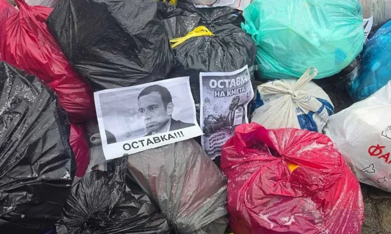 София потъва в боклук, протестиращи настояха за оставка на Терзиев (СНИМКИ) - Tribune.bg