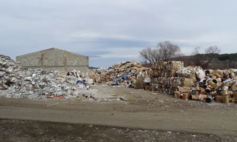 Около 40 тона отпадъци са заровени край Червен бряг - Tribune.bg