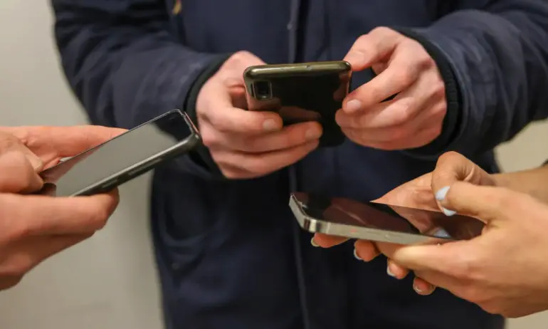 КЗП с открито заседание за повишените цени на мобилните оператори - Tribune.bg
