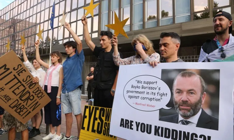 Протестът се събра пред германското посолство, за да питат защо се толерира Борисов (ГАЛЕРИЯ) - Tribune.bg
