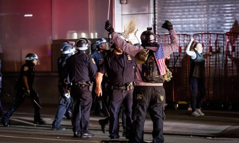 Трима полицаи от български произход са леко пострадали при безредиците в САЩ - Tribune.bg