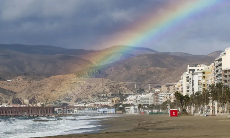 Дъга над плажа Ел Сапийо по време на бурята Джозеф - Tribune.bg