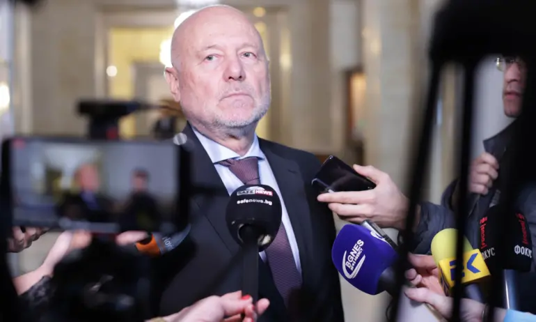 Тагарев за връщането на казармата: На масата са всички възможни опции - Tribune.bg
