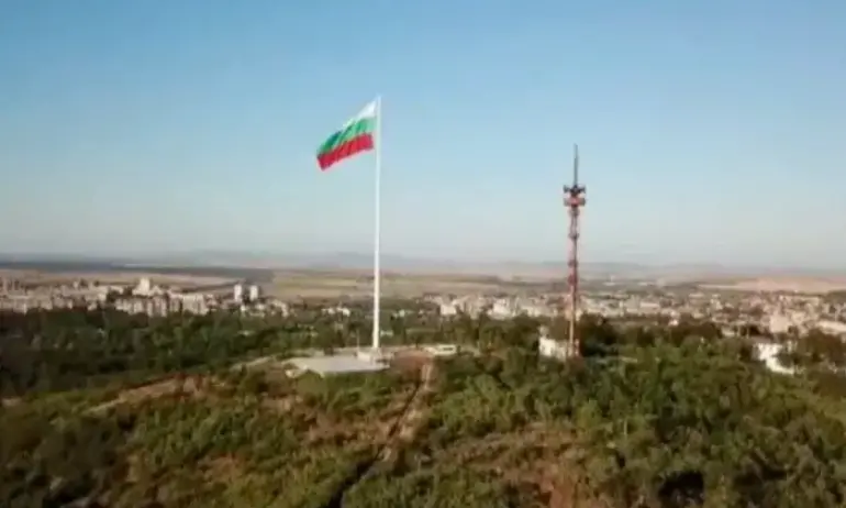 Ямбол изпревари Рожен и издигна българския флаг на 55 метра - Tribune.bg