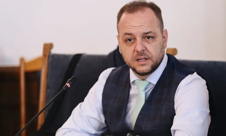 Сандов заседна в асансьор - обиди се, че фирмата за поддръжка го третира като редови гражданин - Tribune.bg