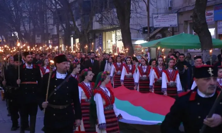 С внушително факелно шествие в Благоевград бяха отбелязани 150 години от обесването на Васил Левски - Tribune.bg