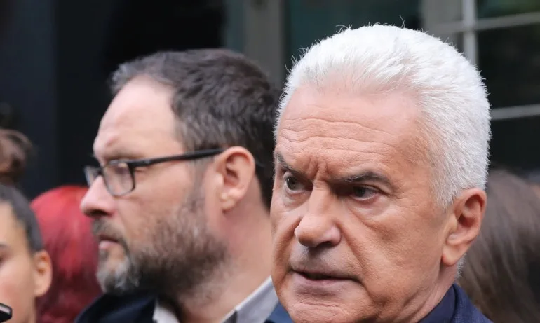 Волен Сидеров бил на протестите пред ВМРО снощи - Tribune.bg