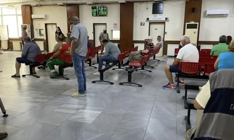 Системите на КАТ София по регистрация на автомобили и издаване на шофьорски книжки са блокирали - Tribune.bg