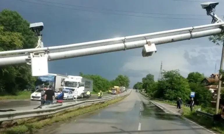 Тир се завъртя и събори стълб с тол камери на пътя Мездра - Враца, движението е блокирано