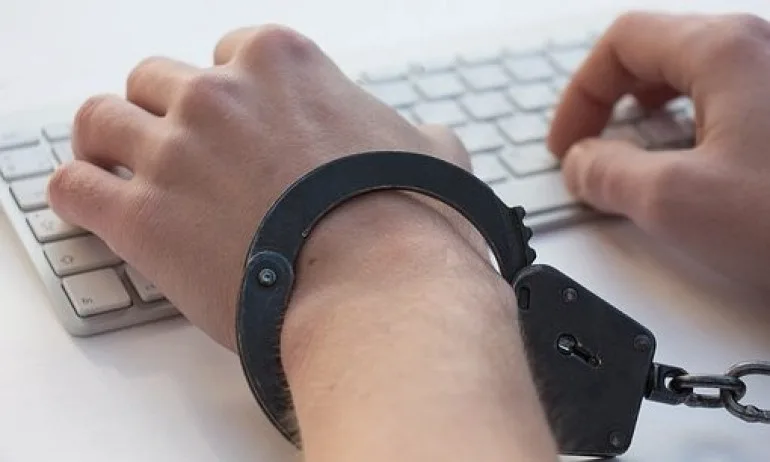 Закопчаха банкова служителка, превела си 200 000 лв. - Tribune.bg