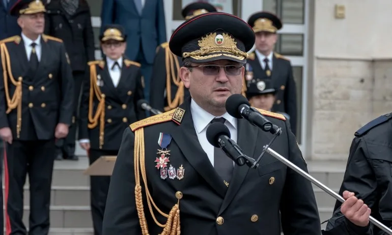 Младен Маринов към полицаите: Бяхте палени със слама, замеряни с бомбички и унижавани, но издържахте! - Tribune.bg