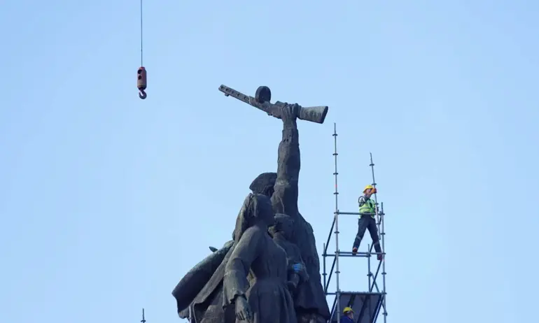 Продължава демонтажът на Паметника на Съветската армия, местят го в държавен имот - Tribune.bg