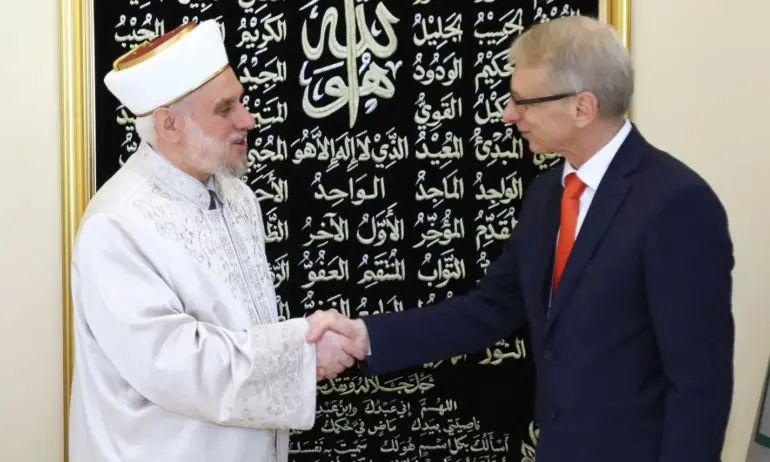 Денков увери главния мюфтия, че има стабилен партньор в лицето на държавата - Tribune.bg