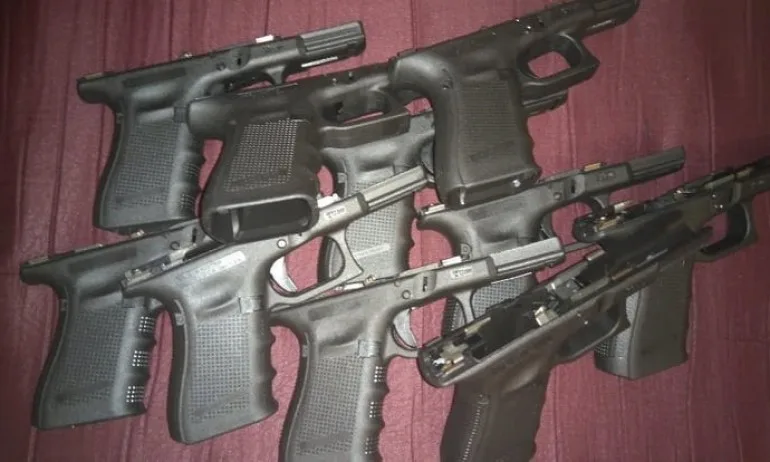 Турчин, облепен с части за пистолети, се опита да мине границата - Tribune.bg