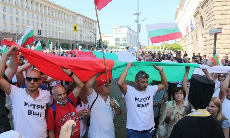 Дали ще се научите някога, че ЗНАМЕТО НЕ СЕ ОСТАВЯ НА ЗЕМЯТА! - Tribune.bg