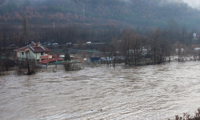 Метеоролози за бедствието: Още на 8 декември писахме да се обърне внимание на коритата - Tribune.bg