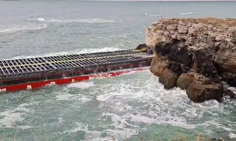 Грийн пийс за заседналия кораб: Възмутени сме от безхаберието и очевидната немърливост - Tribune.bg