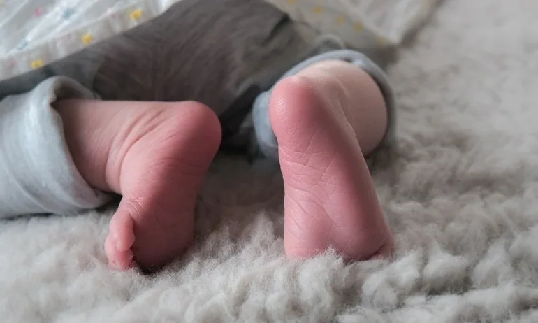 Полицията издирва родителите на изоставеното бебе в Петрич - Tribune.bg