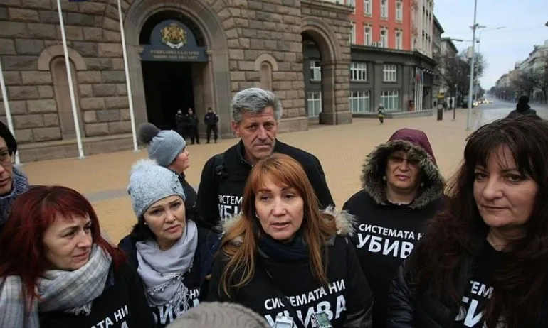Пет женици се кипрят пред МС под зоркия поглед на наблюдаващия ги гаулайтер на обединените протестъри - Tribune.bg