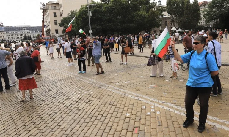 6 кв. м изкъртени жълти павета в района на пл. Независимост и бул. Цар Освободител - Tribune.bg