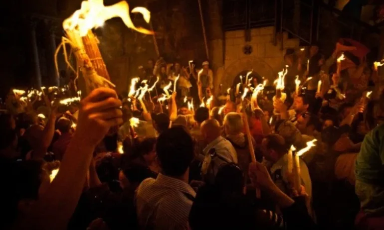 Чудото се случи отново! Точно в 14.35 ч. Благодатният огън снизходи на земята! - (СНИМКИ) - Tribune.bg