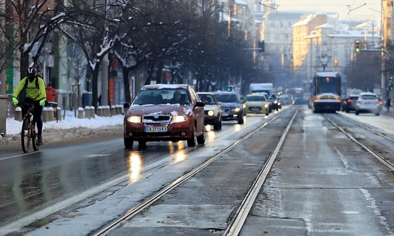 Обработват със смеси срещу заледяване опасни и стръмни участъци в София - Tribune.bg