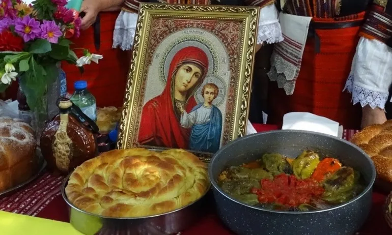 Църквата отбелязва Успение Богородично, Голяма Богородица - Tribune.bg