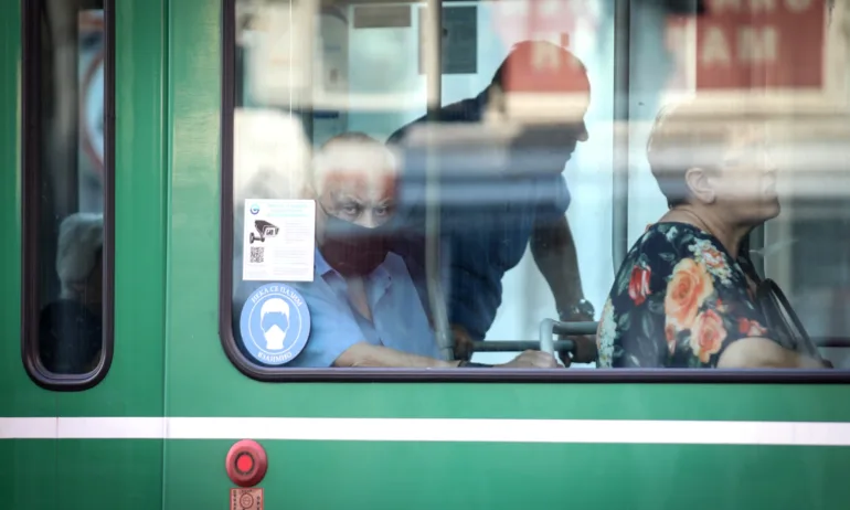 Предпазните маски вече са задължителни в столичния градски транспорт - Tribune.bg
