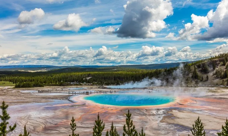 Мъж от Айдахо заловен при опит да вари пилета в горещ гейзер в Йелоустоун - Tribune.bg