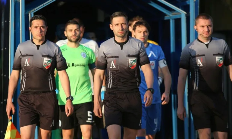 Спряха правата на двама родни рефери - Tribune.bg