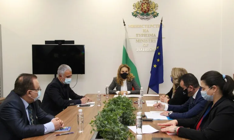 Николова обсъди подпомагането на туристическия бизнес преди старта на летния сезон - Tribune.bg