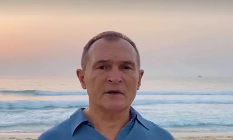 Божков на плажа. Найденов го пита – Васко, колко е шезлонгът при теб? - Tribune.bg