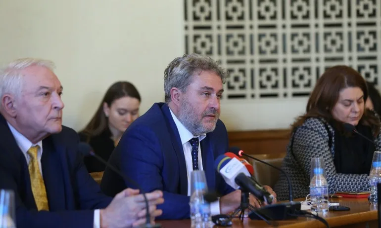 Боил Банов: Ще има и други изложби в Лувъра - Tribune.bg