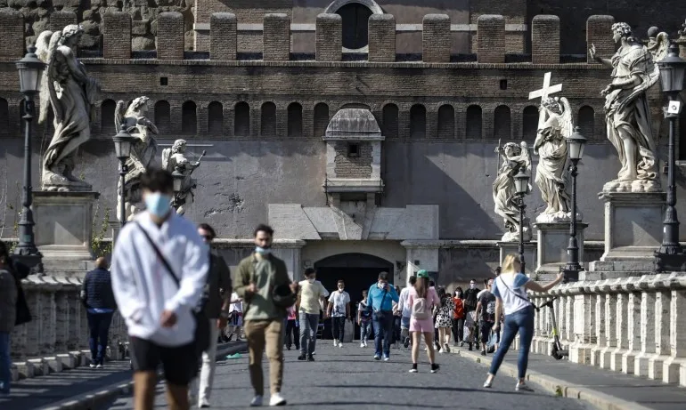 Италия облекчава COVID мерките, постепенно премахва вечерния час - Tribune.bg