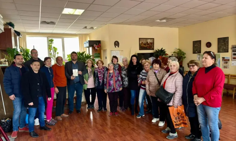 Активисти на ГЕРБ-СДС зарадваха пенсионери от р-н Западен в Пловдив - Tribune.bg