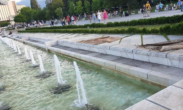 Бай Ганьо в действие - граждани си изпраха килимите на фонтаните пред НДК - Tribune.bg